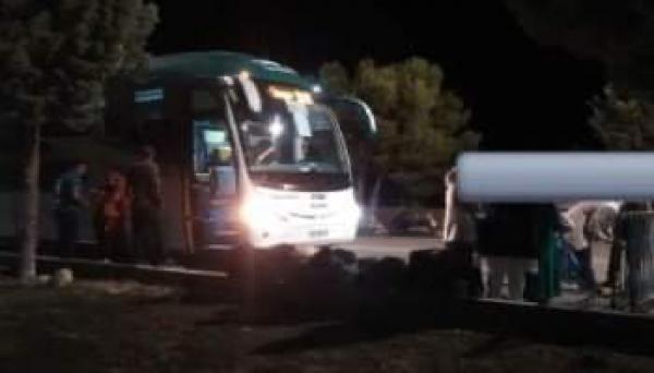 عصابة مدججة بالأسلحة تعترض حافلة والمسافرون يعيشون كابوسا مرعبا على طريق الدريوش